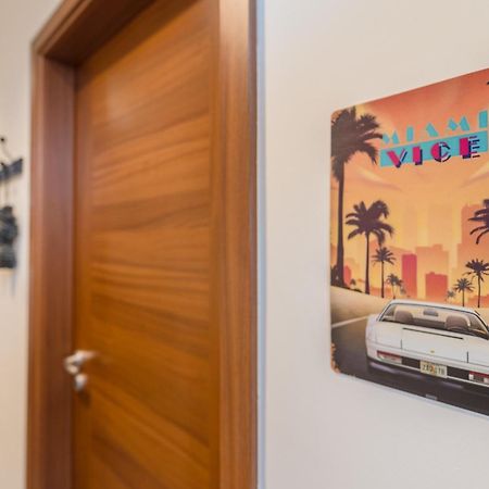 Miami Vice Apartment With Balcony 布达佩斯 外观 照片
