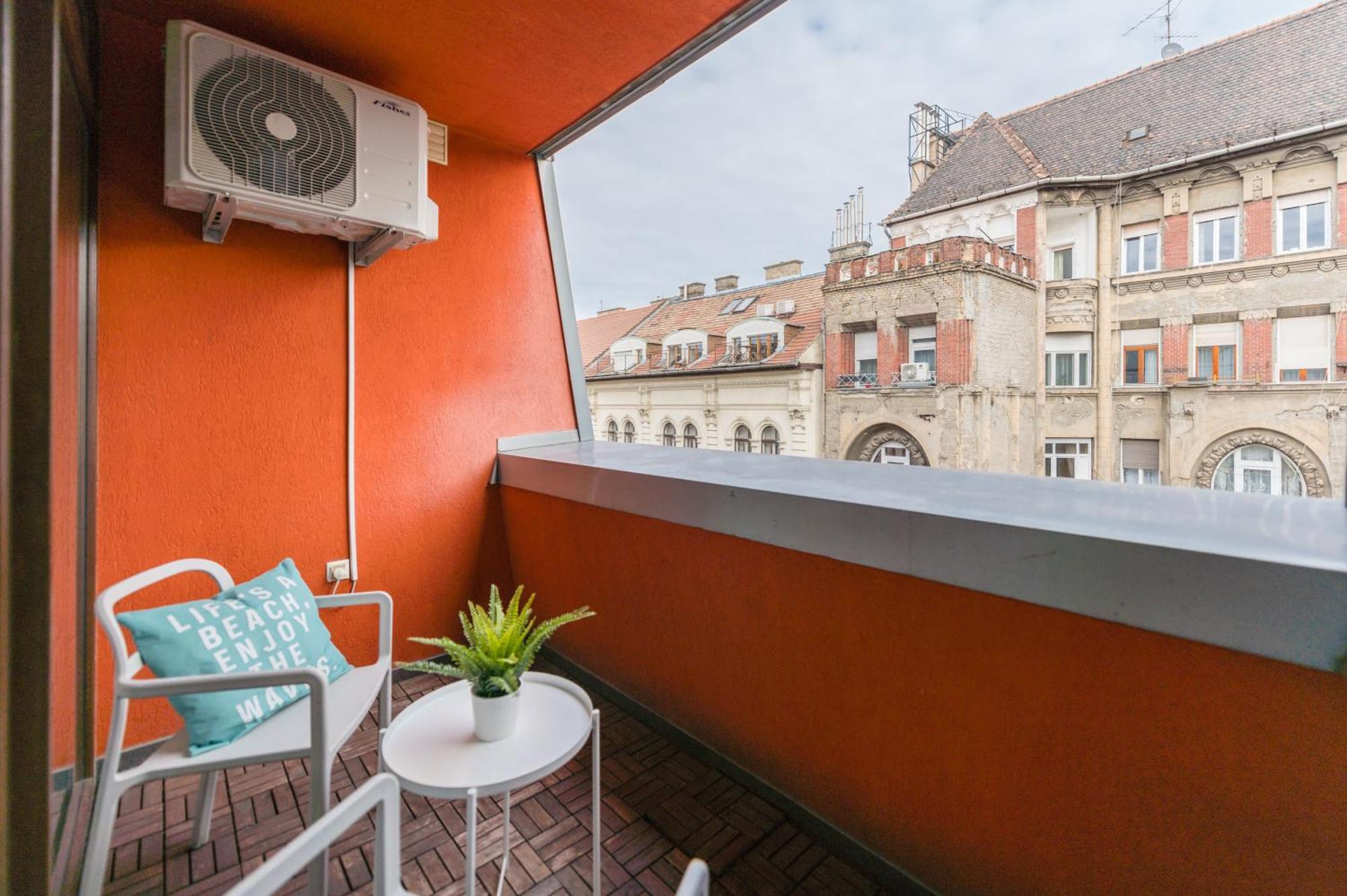 Miami Vice Apartment With Balcony 布达佩斯 外观 照片