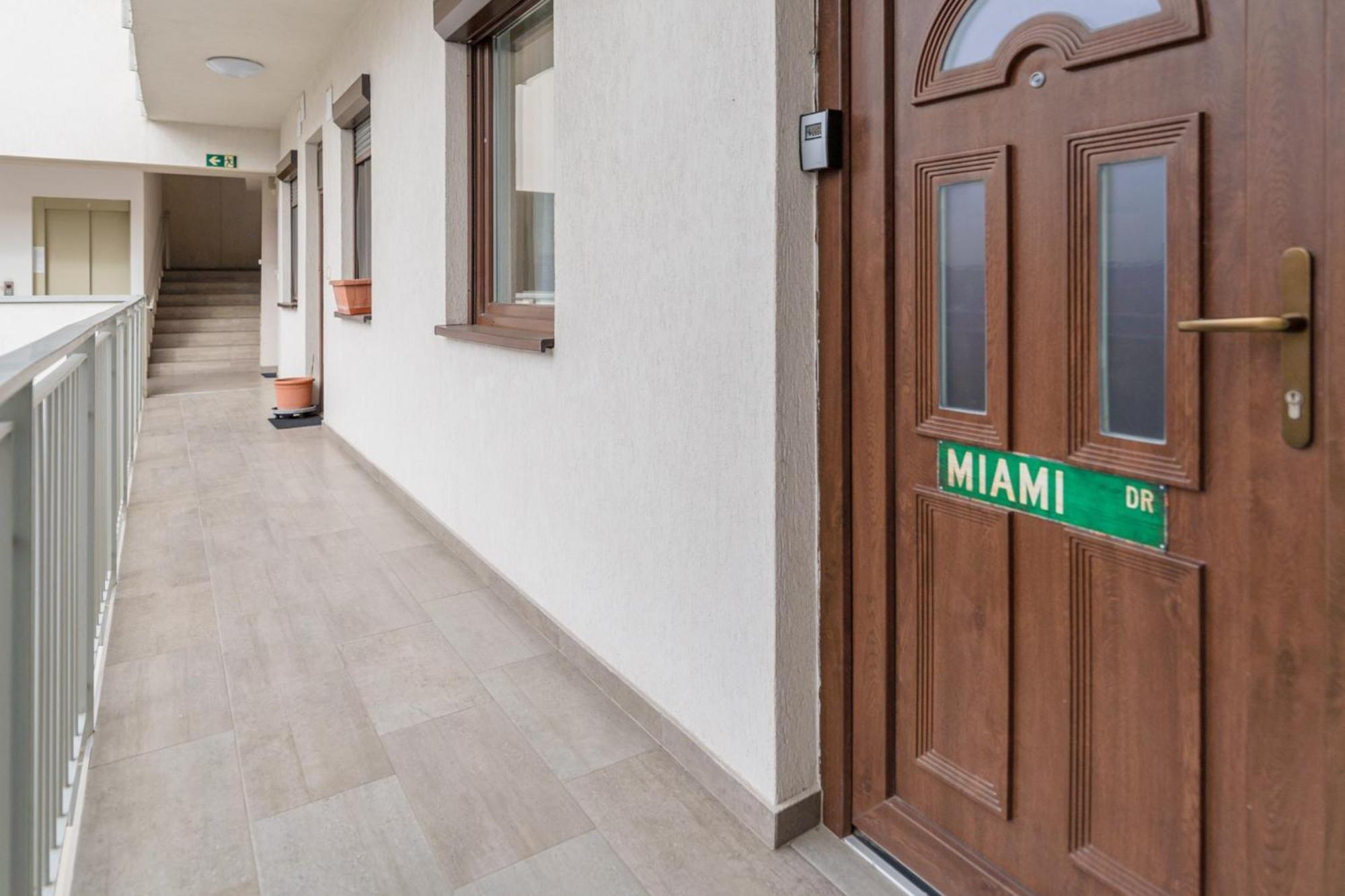 Miami Vice Apartment With Balcony 布达佩斯 外观 照片